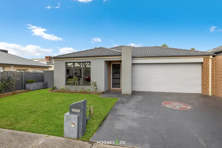 4 Canmore Street, Cranbourne East VIC 3977