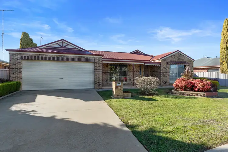 11 Fairway Close