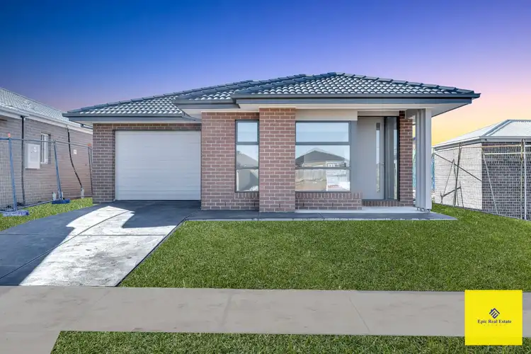 4 HOLLOWAY ROAD, Melton South VIC 3338