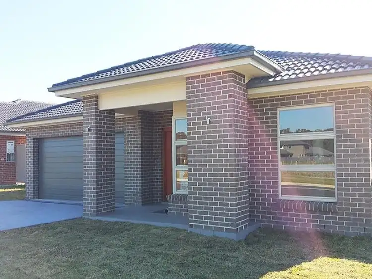 152 Lakeside Parade