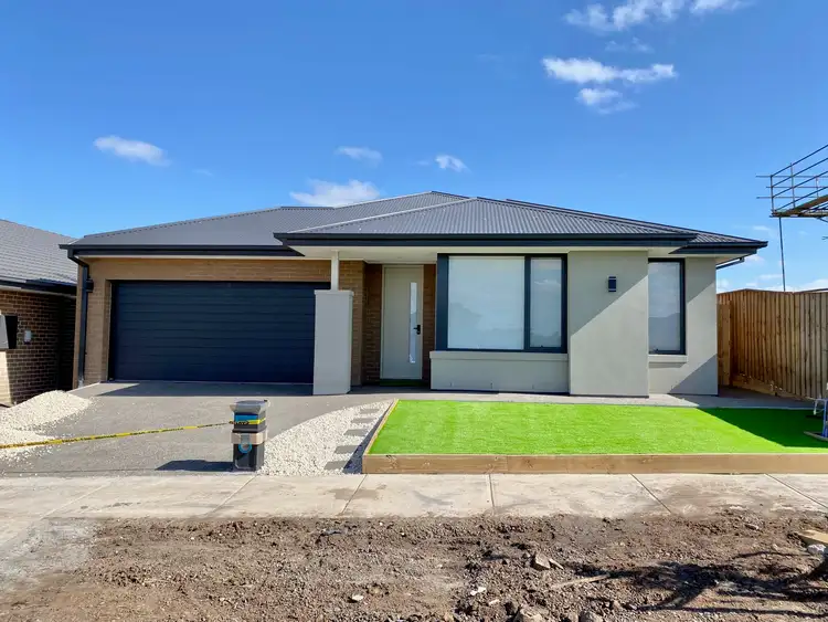 11 Nunda Way, Manor Lakes VIC 3024