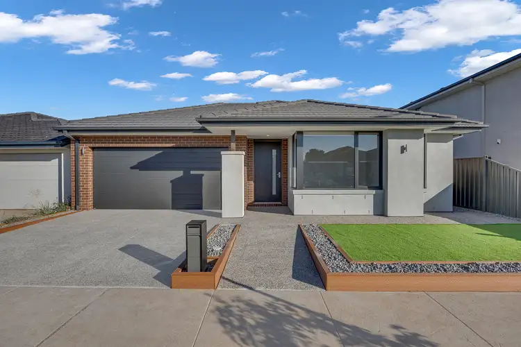 27 Hanover Circuit, Melton South VIC 3338