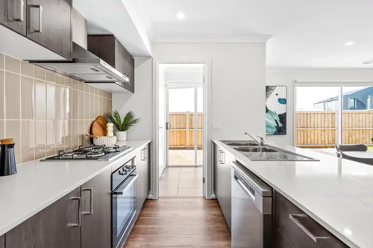 19 Marentelli Avenue, Armstrong Creek VIC 3217