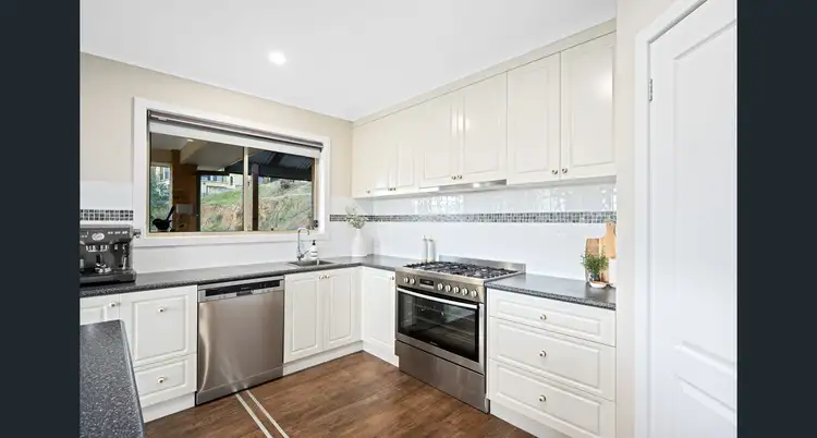 Fifth view of Homely house listing, 30 AVONDALE DRIVE, Wodonga VIC 3690