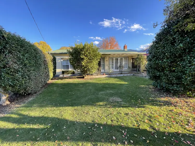 8 Brooks Street, Bright VIC 3741