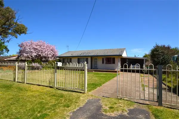 16 Marne Street, Guyra NSW 2365
