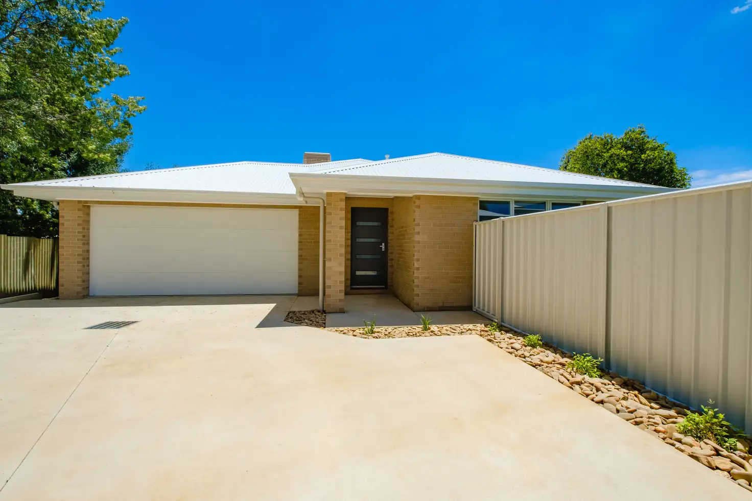 Main view of Homely townhouse listing, 2/1 PEACOCK AVENUE, Wodonga VIC 3690