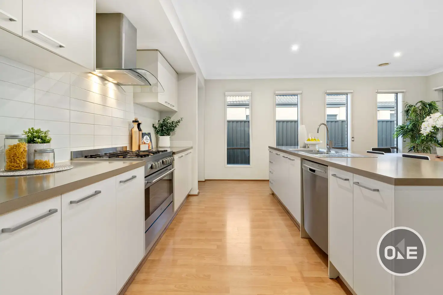 Main view of Homely house listing, 5 Page Close, Pakenham VIC 3810