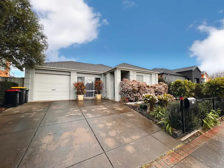 15 Stamford Grove, Caroline Springs VIC 3023