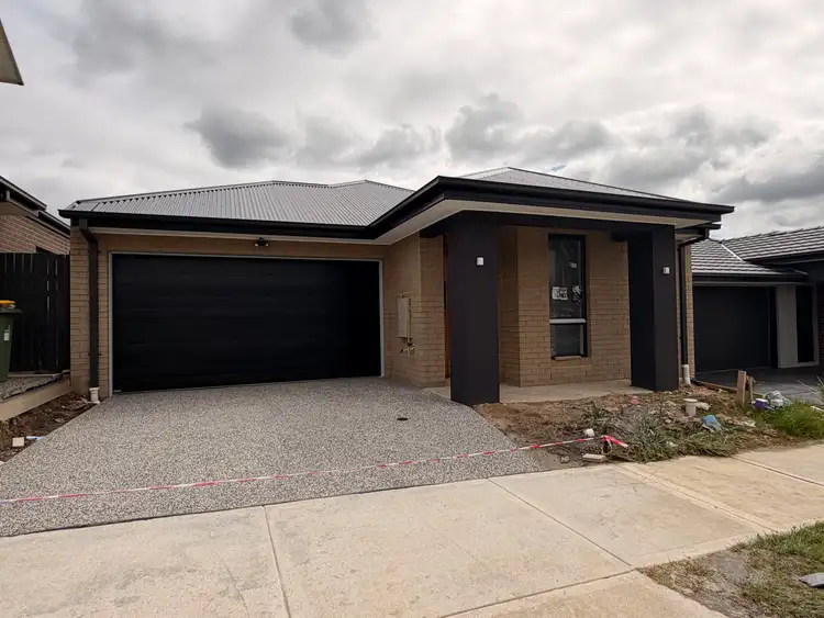 11 Pebble Road, Pakenham VIC 3810