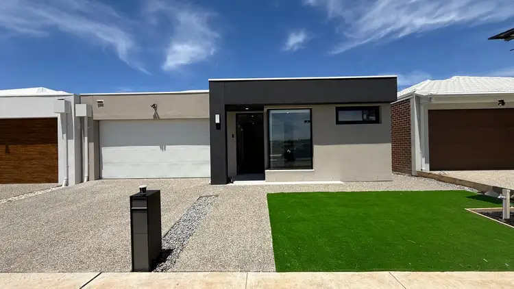 18 Aziz blvd, Mount Cottrell VIC 3024