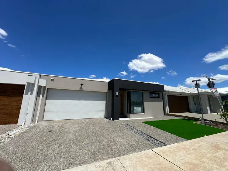 18 Aziz blvd, Mount Cottrell VIC 3024