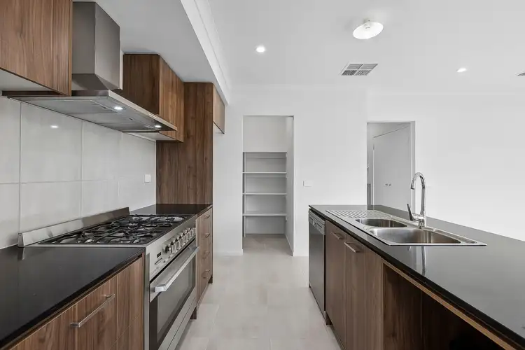 92 Carora Circuit, Clyde North VIC 3978