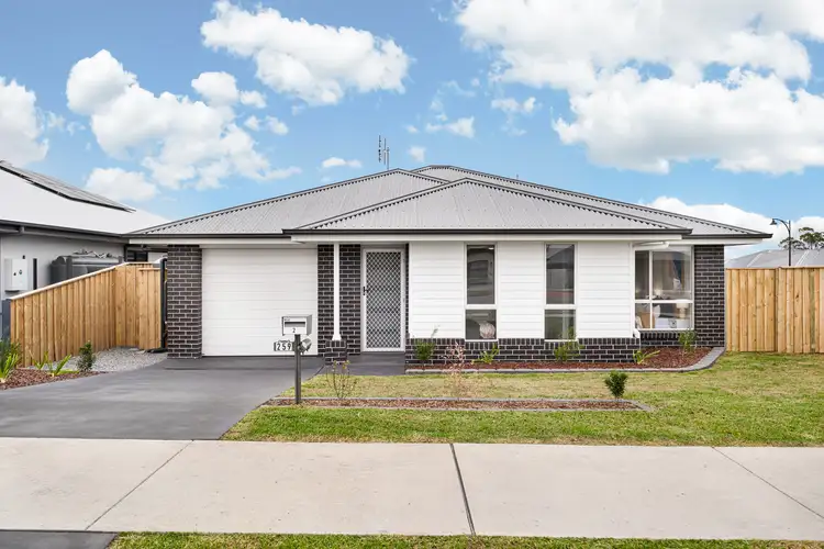 2/259 Settlers Boulevard, Chisholm NSW 2322