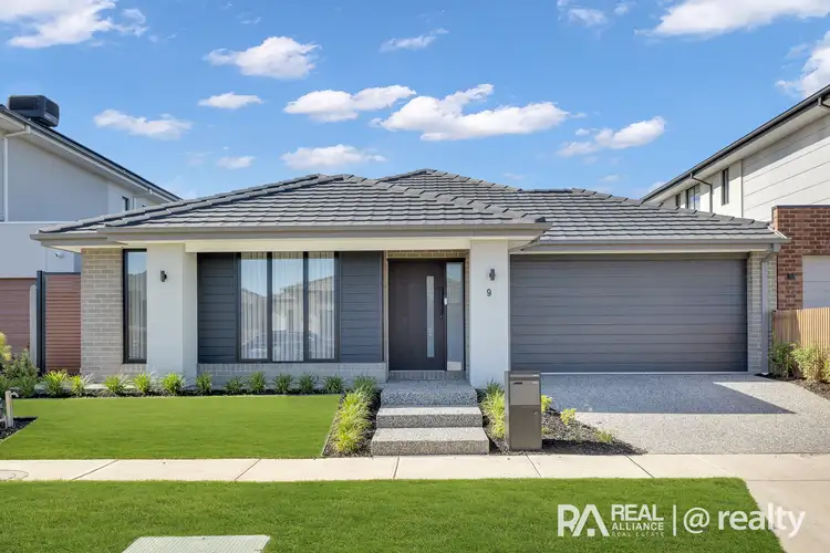 9 Bonza Circuit, Clyde North VIC 3978