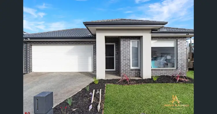 12 Bernardins St, Clyde North VIC 3978
