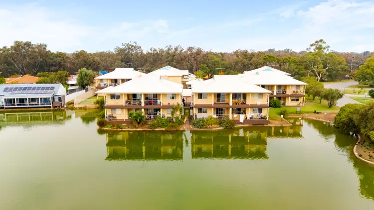 1 Lakes Crescent