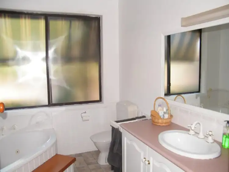 Sixth view of Homely house listing, 5 Ronalds Court, Drouin VIC 3818