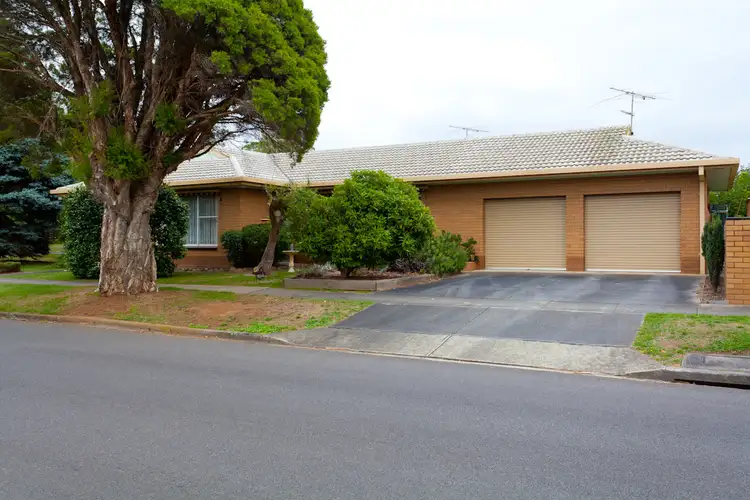 13 Johnson Ave, Drouin VIC 3818