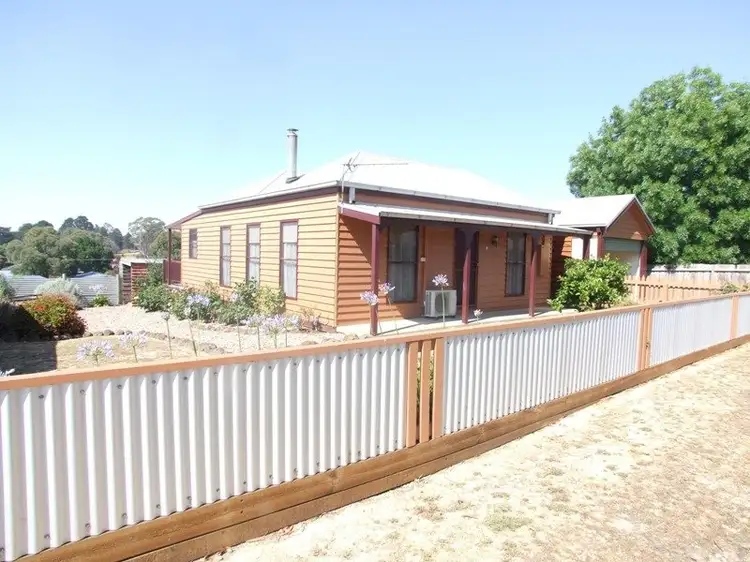 9 Warburton Street, Beaufort VIC 3373