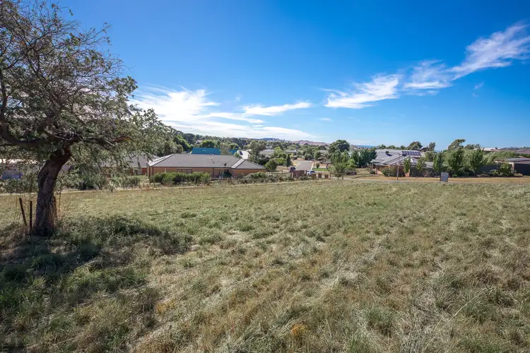 8 Muir Court, Romsey VIC 3434