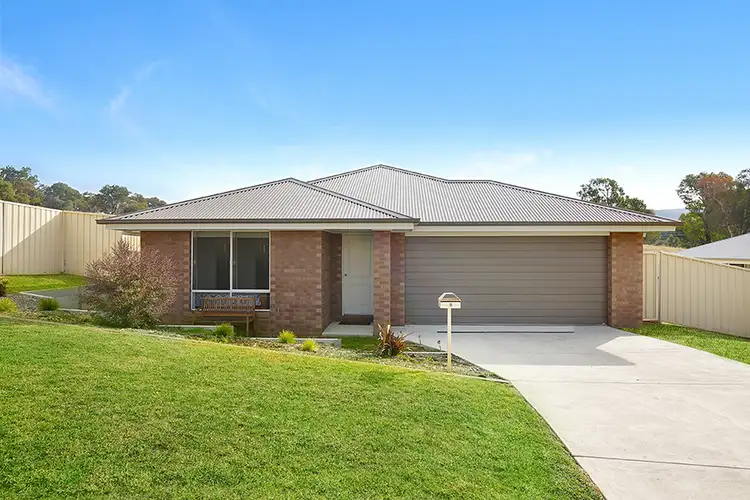 8 Harry Crescent, Hamilton Valley NSW 2641