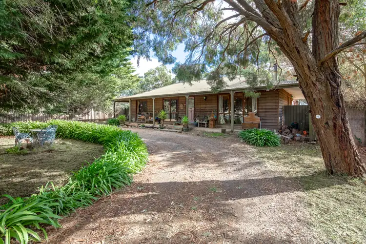 17 White Avenue, Romsey VIC 3434