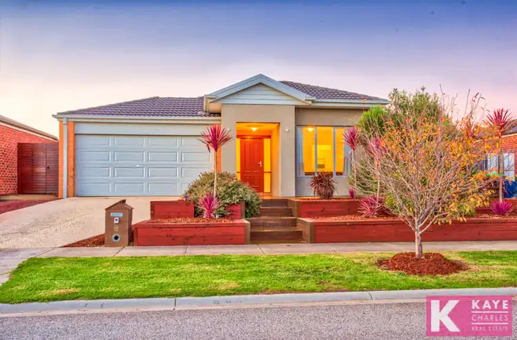 6 Peregrine Street, Cranbourne North VIC 3977