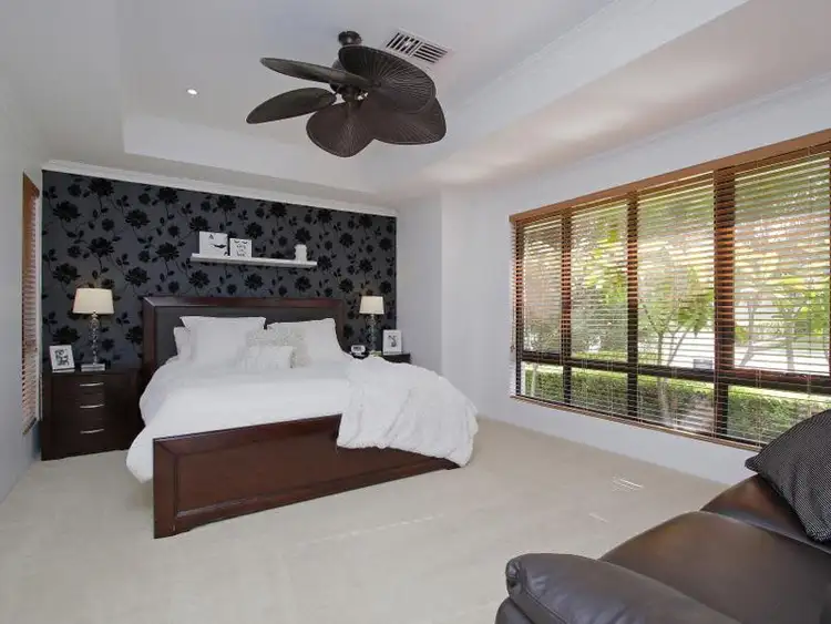 6 Jefferson Way, Piara Waters WA 6112