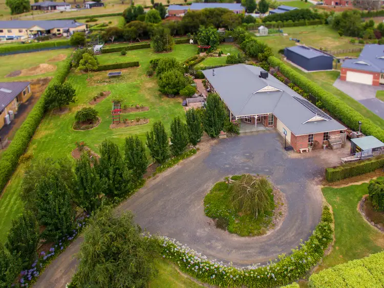42 Kamanari Court, Drouin VIC 3818