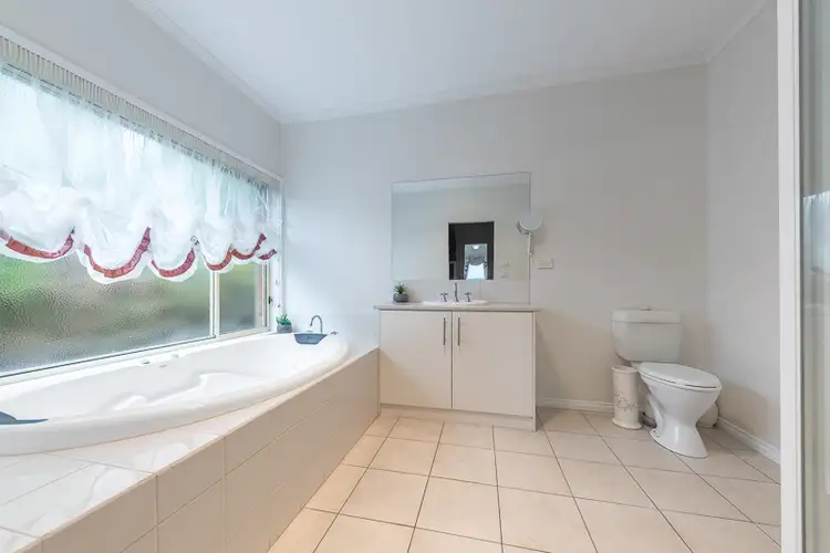 Seventh view of Homely house listing, 2 Larissa Close, Romsey VIC 3434