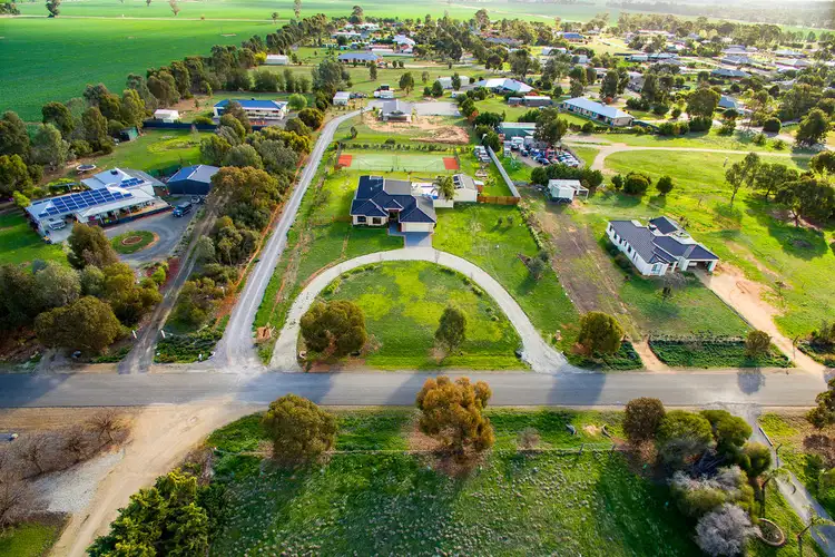 4 HUNTINGDALE DRIVE, Yarrawonga VIC 3730