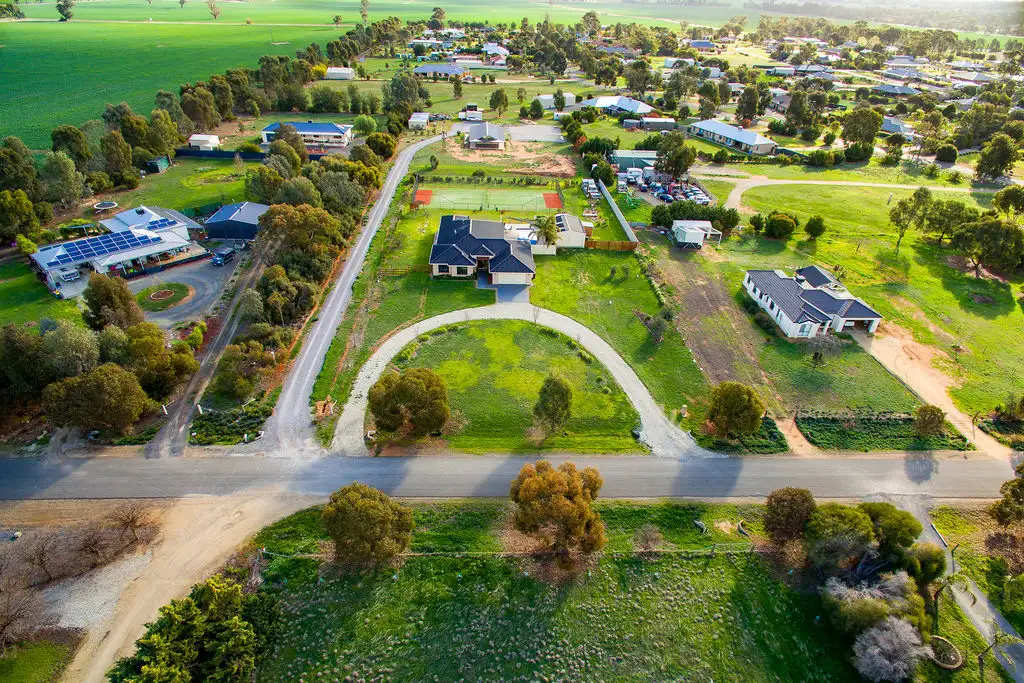Main view of Homely house listing, 4 HUNTINGDALE DRIVE, Yarrawonga VIC 3730