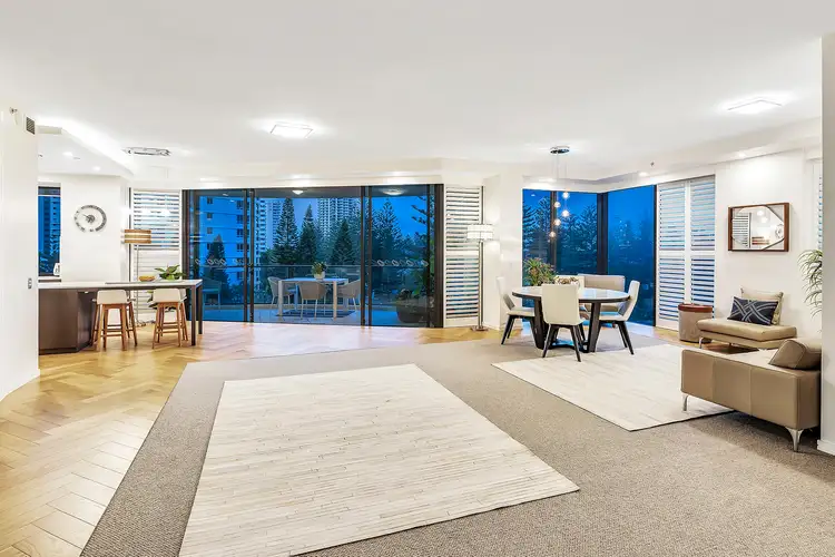 9/11 Peak Avenue, Main Beach QLD 4217