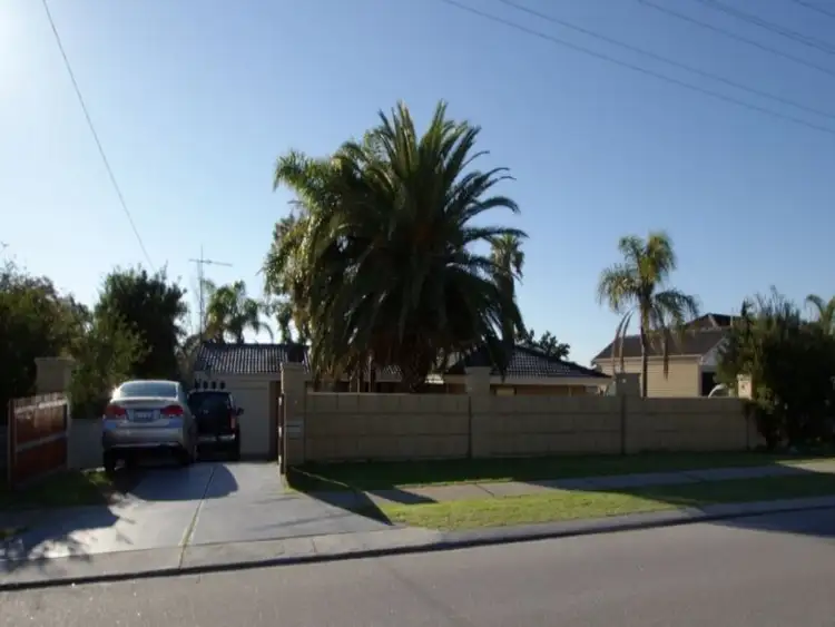 18 Moorpark Avenue, Yanchep WA 6035