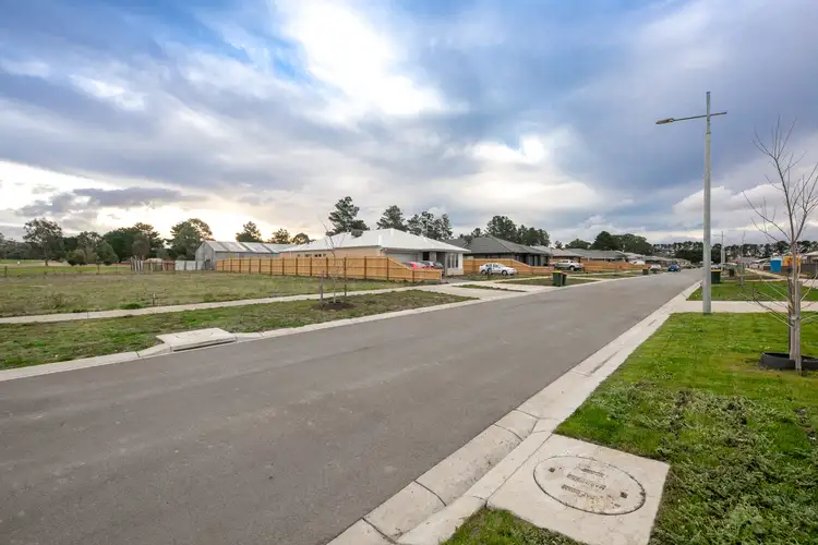 18 Lauder Place, Romsey VIC 3434