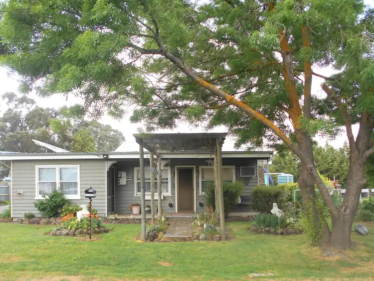 6 Camp Parade, Clunes VIC 3370