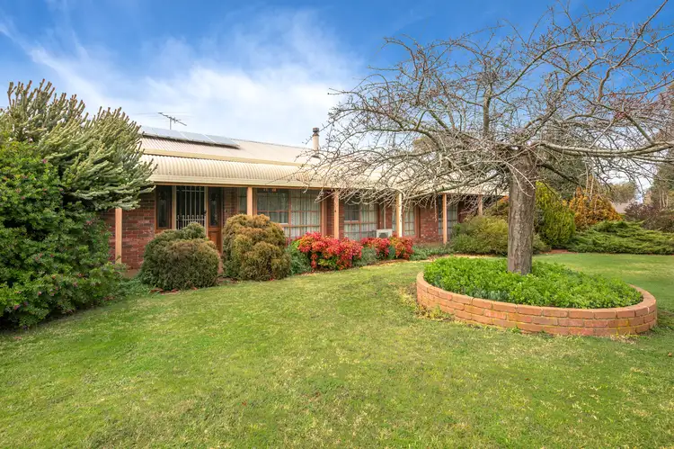 8 Old Farm Way, Romsey VIC 3434