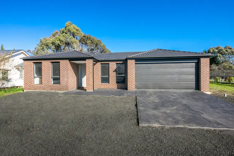 2/23 Reynolds Grove, Romsey VIC 3434