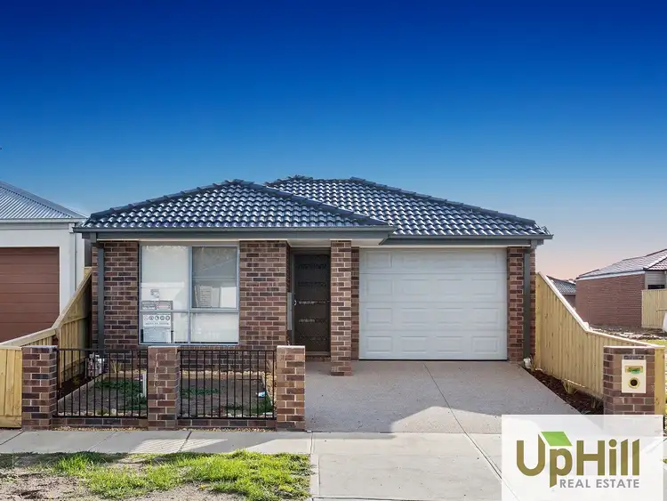 8 MAYWOOD STREET, Pakenham VIC 3810