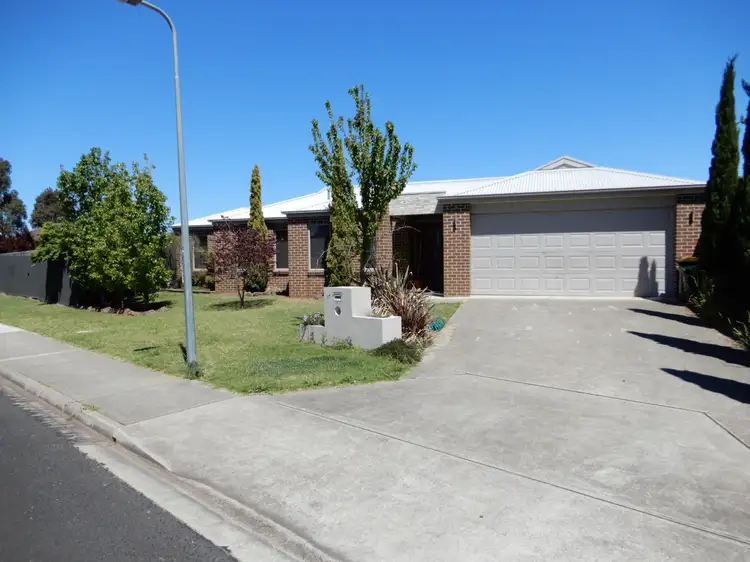 17 Pettit Drive, Sale VIC 3850