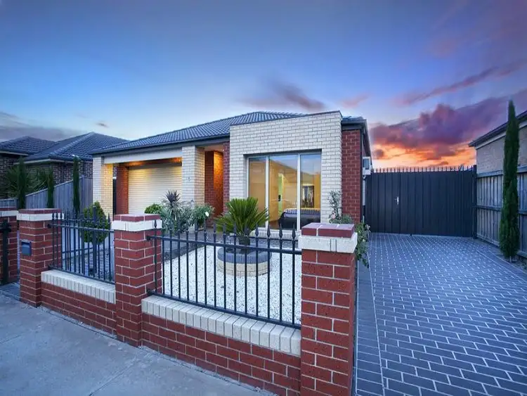 4 Old Course Crescent, Deer Park VIC 3023