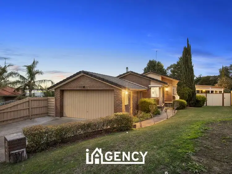8 Moya Close, Endeavour Hills VIC 3802