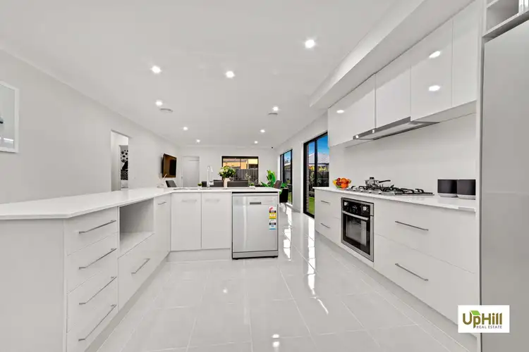 8 NOAH ROAD, Clyde North VIC 3978