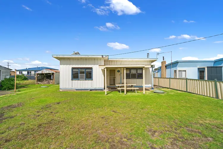 8 Ellen Avenue, Seaspray VIC 3851