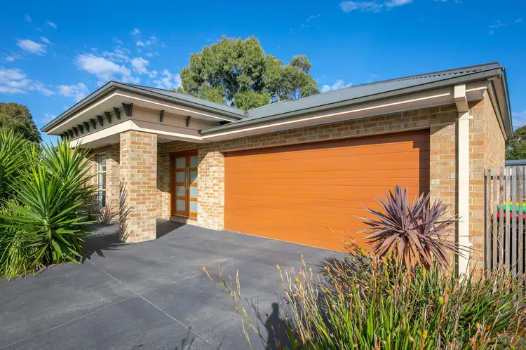 2 Newnham Drive, Romsey VIC 3434