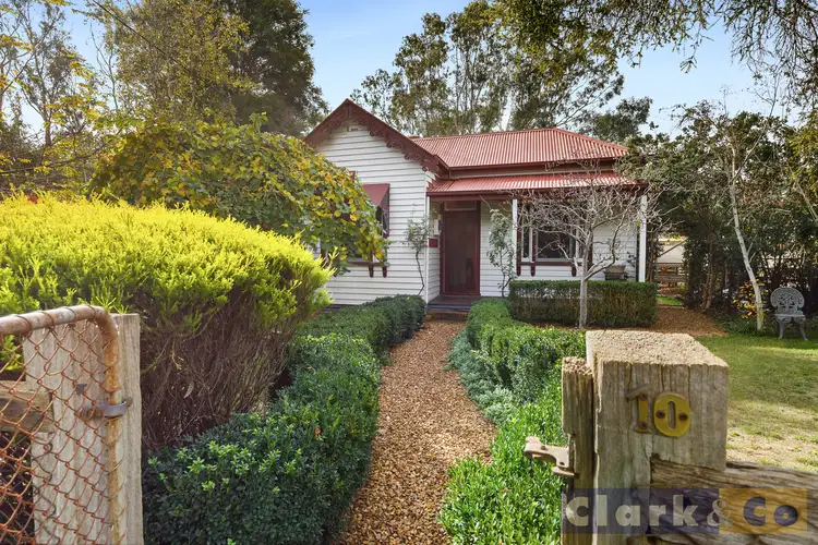 10 Young Street, Bonnie Doon VIC 3720