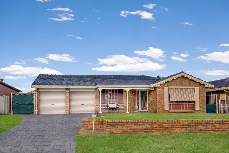 16 Lago Place, St Clair NSW 2759