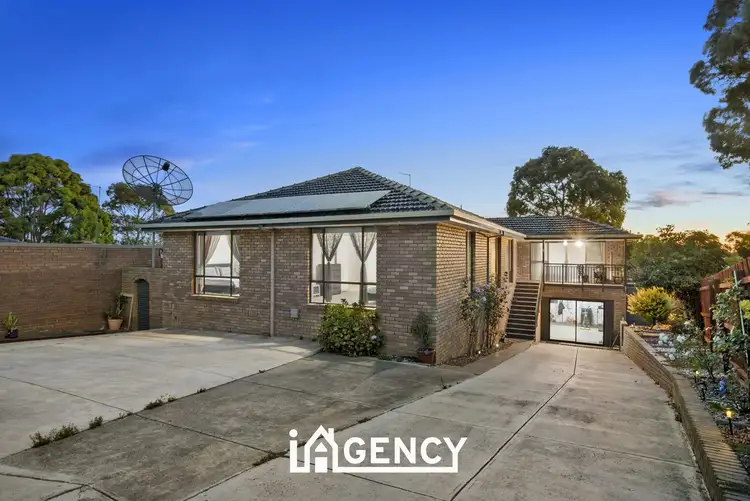 32 William Perry Close, Endeavour Hills VIC 3802