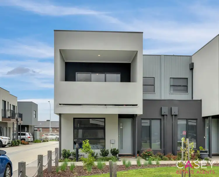17 Cassius Circuit, Cranbourne North VIC 3977